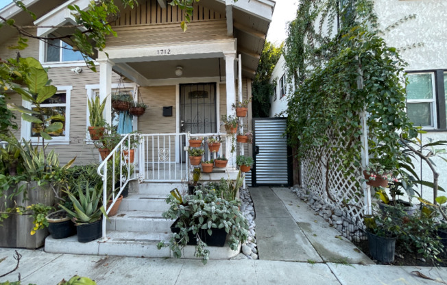 1712 E 8 ST