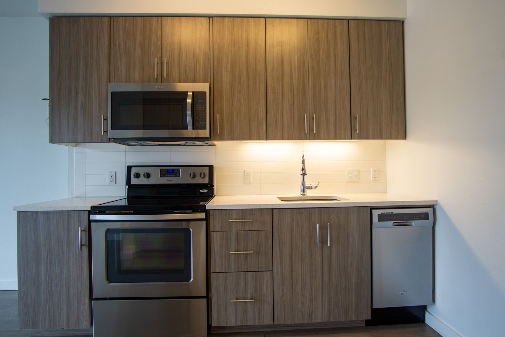 Fabulous Top Floor Sellwood 1-Bedroom with Condo-Grade Finishes!