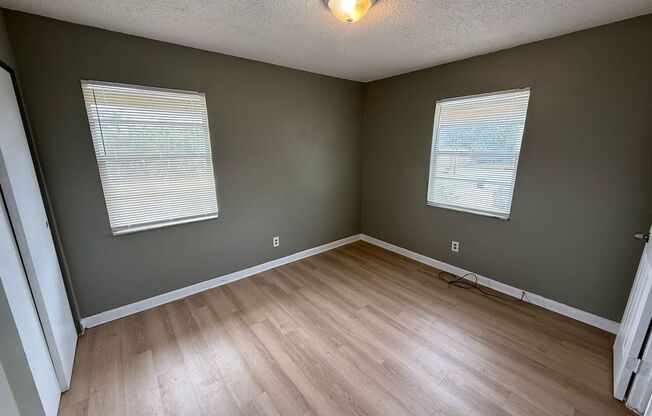 2/1.5 townhome Grant Park Available Now !