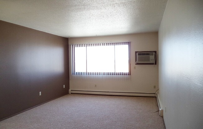 2 beds, 1 bath, 700 sqft, $755, Unit 705-24