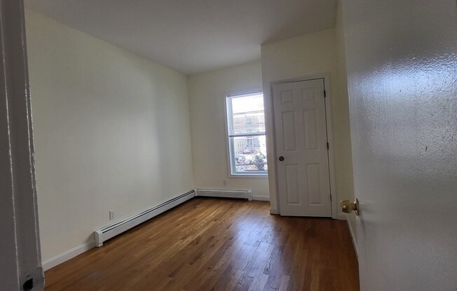 3 beds, 1 bath, $2,300, Unit 3