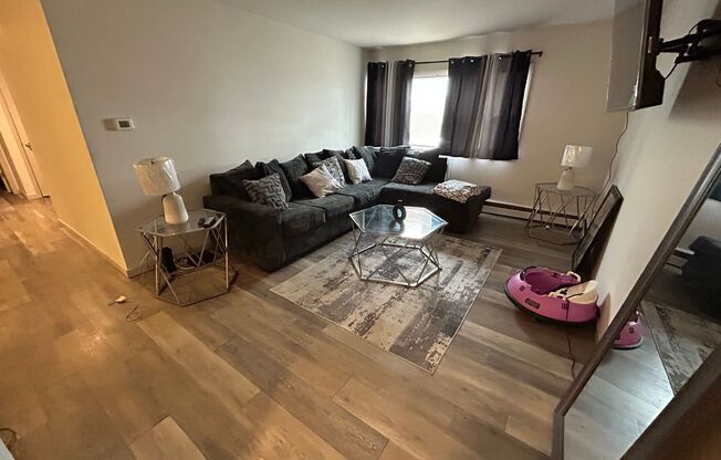 2 beds, 1 bath, $1,395, Unit 116
