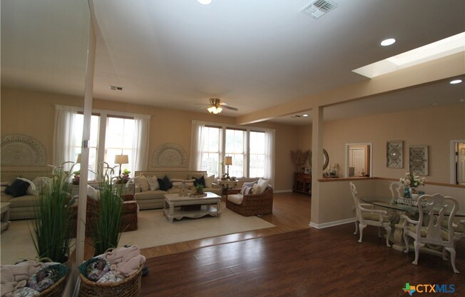 185 S SEGUIN AVE