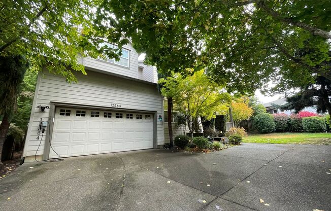 Spacious 3 Bedroom 2.5 Bath + Den & Bonus Room - Milwaukie Maplewood Neighborhood - A/C & W/D