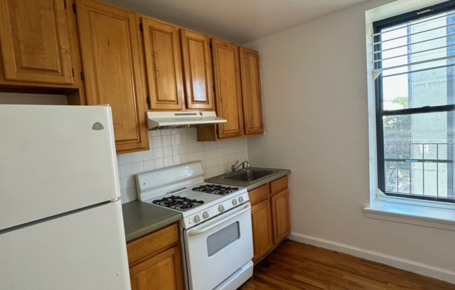 2 beds, 1 bath, $2,100, Unit 5C