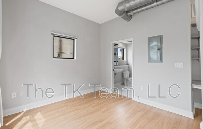 328 W 10 ST