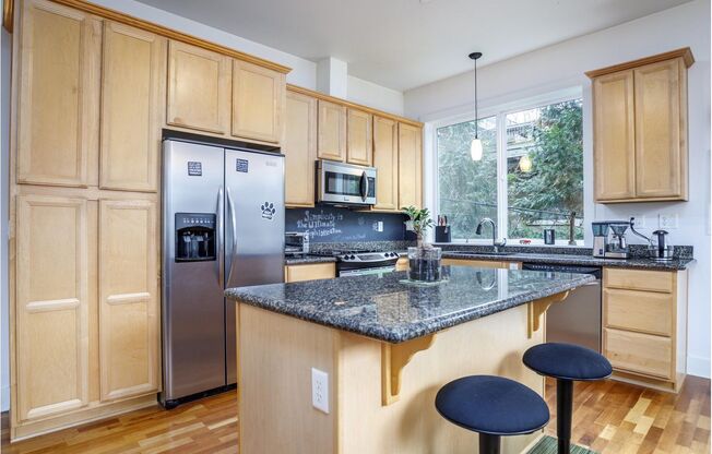 NorthWest/Nob Hill Condo 3Bd/2Ba ~ Washer/Dryer In Unit, Assigned Covered Parking,  Close to Shopping and Restaurants!!!!