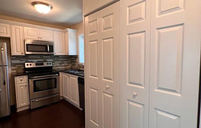 2 beds, 1.5 baths, 1,050 sqft, $995, Unit 35 Trapp Ct.