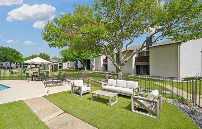 the preserve at ballantyne commons courtyard with couches and tables