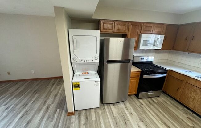 2 beds, 1 bath, 910 sqft, $975, Unit B 16