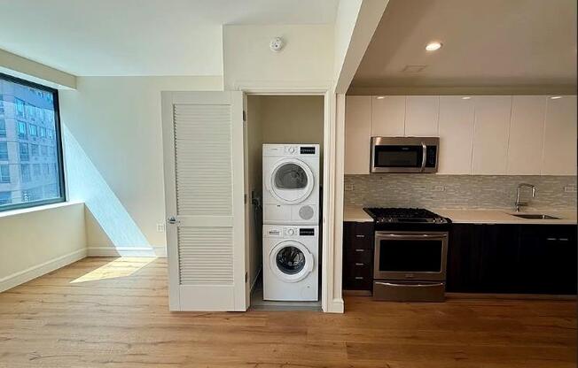 25 21 43 AVE