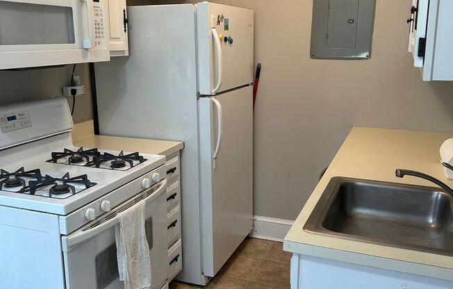 One Bedroom Apartment in Palisades NW Includes Parking