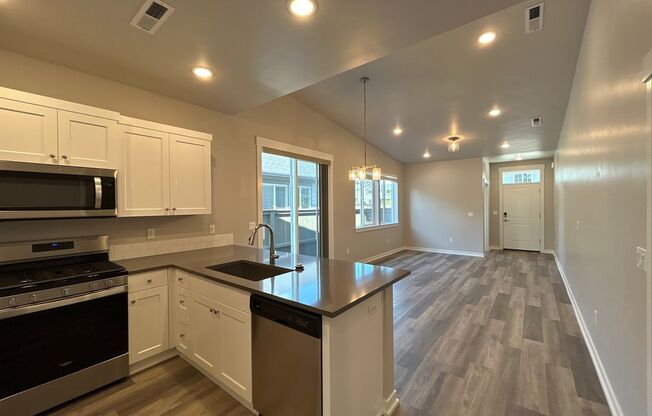 2 beds, 2 baths, 1,089 sqft, $2,295, Unit SFR 927 - 20689