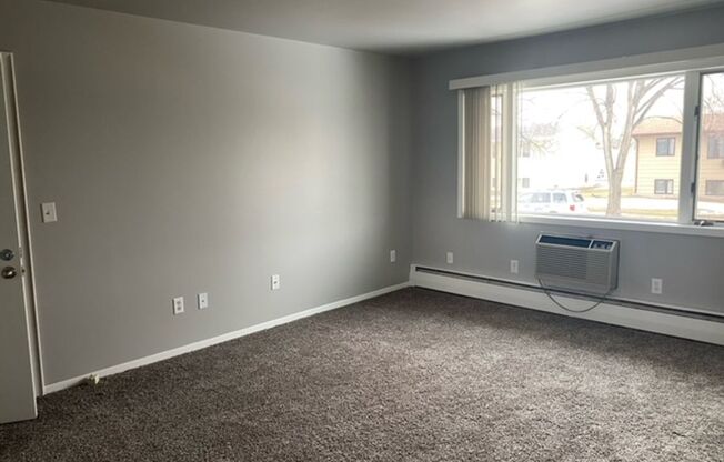 2 beds, 1 bath, $750, Unit 1