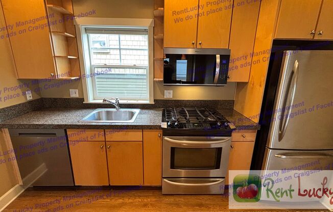 Modern Ballard Townhome with A/C, Bidets & Walk Score of 95!