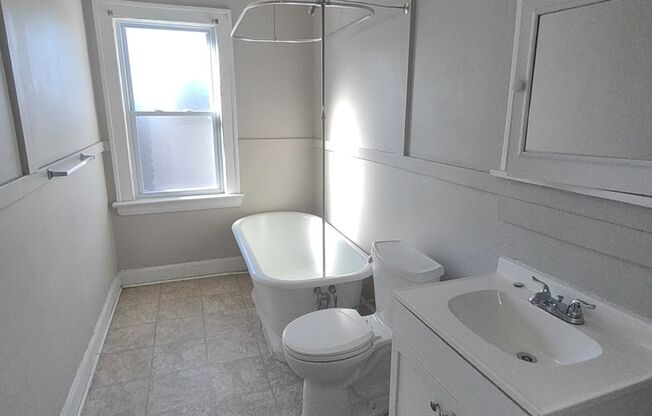 2 beds, 1 bath, $895, Unit Unit #4