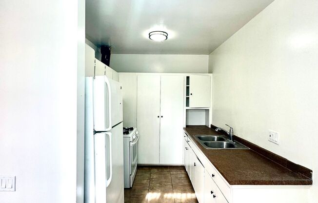 Huge 1 bedroom with Large patio. Must See