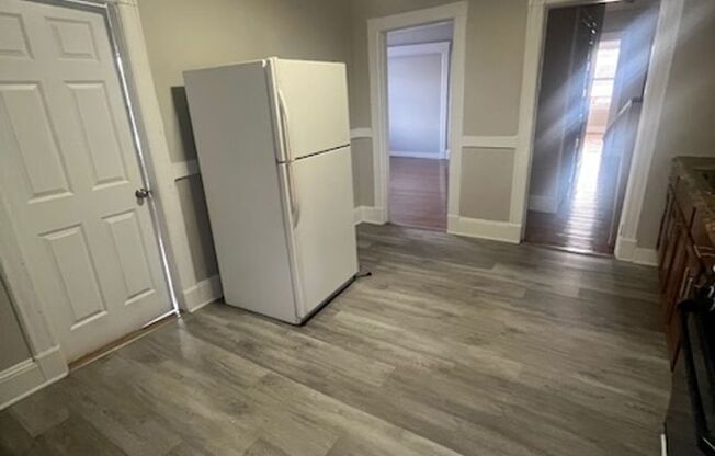 3 beds, 1 bath, $1,800, Unit 92 Woodside Unit #4R