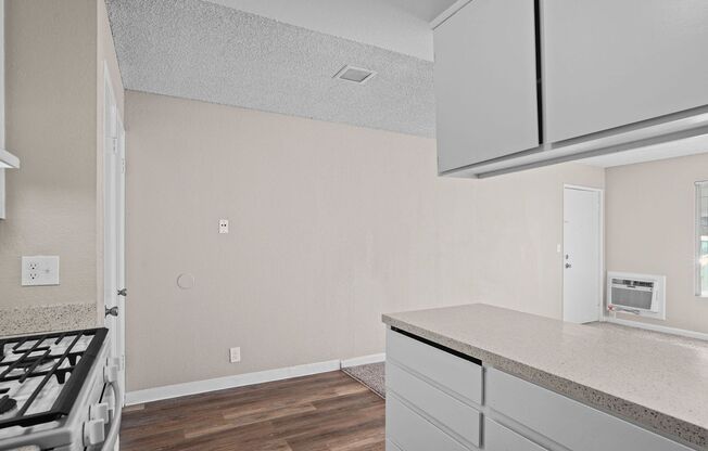 1 bed, 1 bath, 558 sqft, $1,225, Unit 33