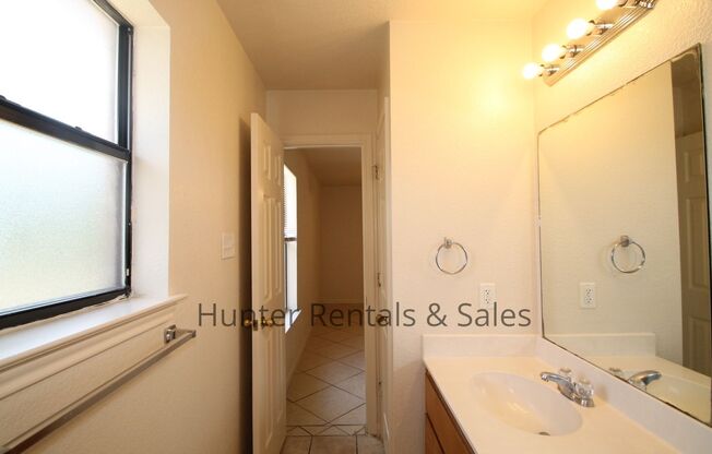 3 beds, 2 baths, $1,175, Unit Unit A