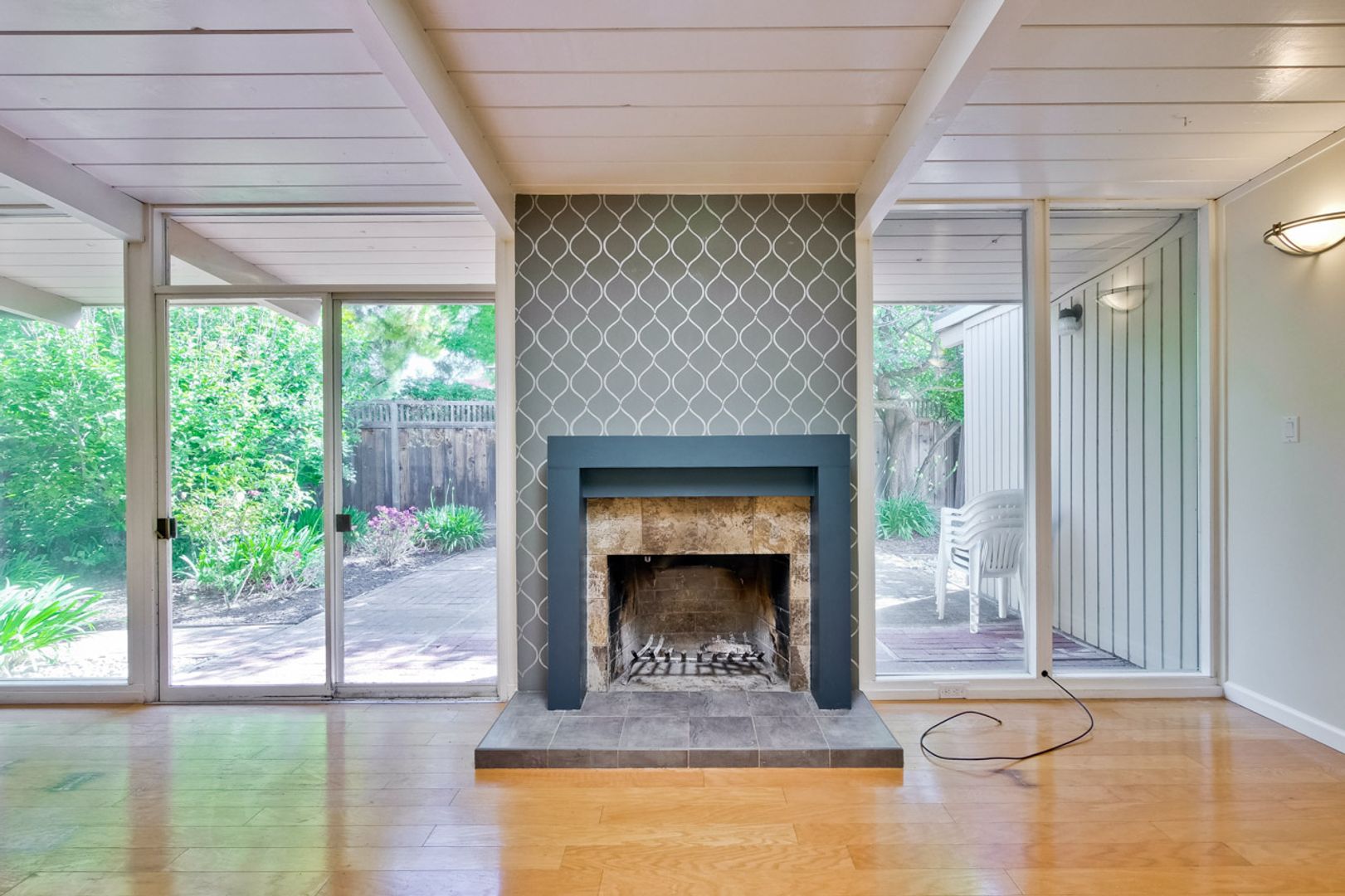 Mountain View Home l Spacious Open Layout Bright and Private Yard