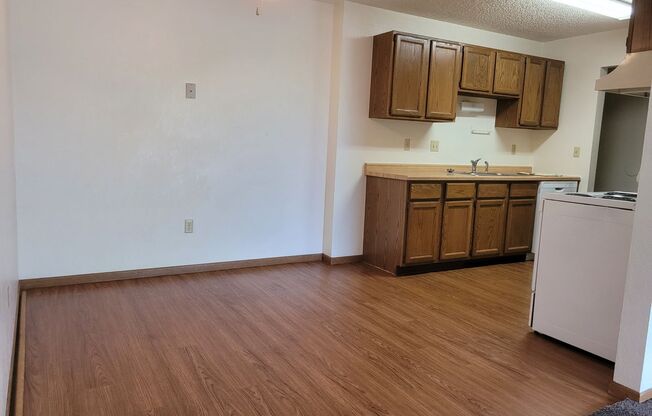 3 beds, 1 bath, 1,220 sqft, $1,299, Unit 124