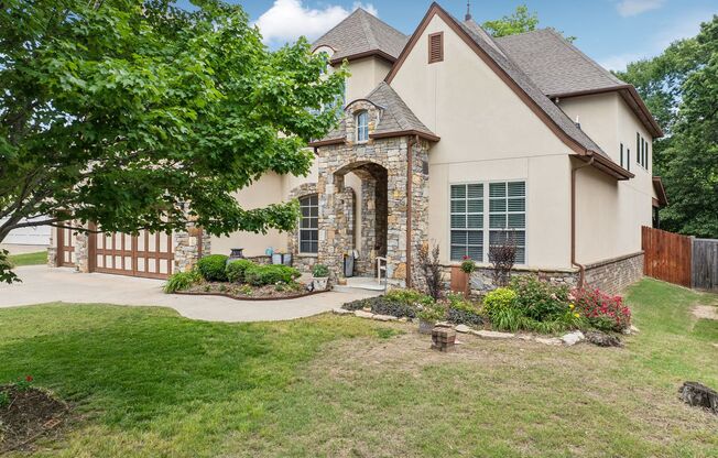 Stunning 5 bedroom 4.5 bath in Stonebrooke Glenn