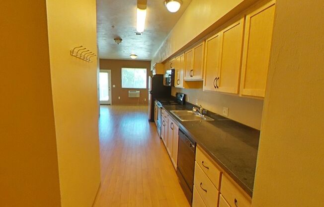 3 beds, 2 baths, 967 sqft, $2,400, Unit 403