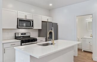 Luxury Apartment 1 bed, 1 bath, South Side Flats **New Remodel**