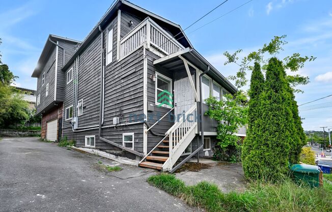 4 BEDS & 2 BATH DUPLEX FOR RENT