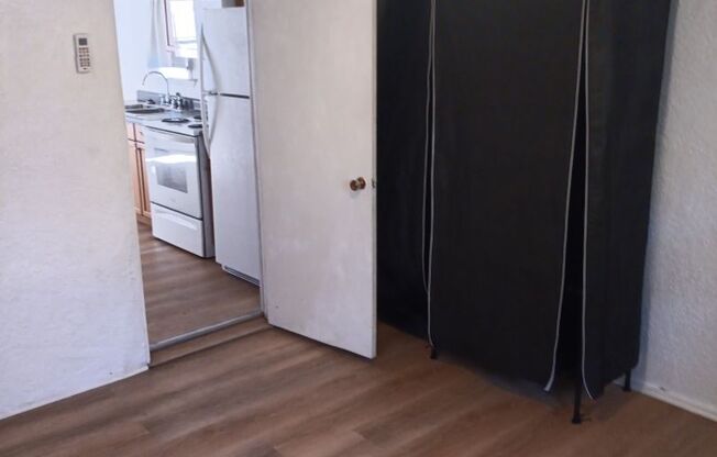 1 bed, 1 bath, $1,100, Unit # B