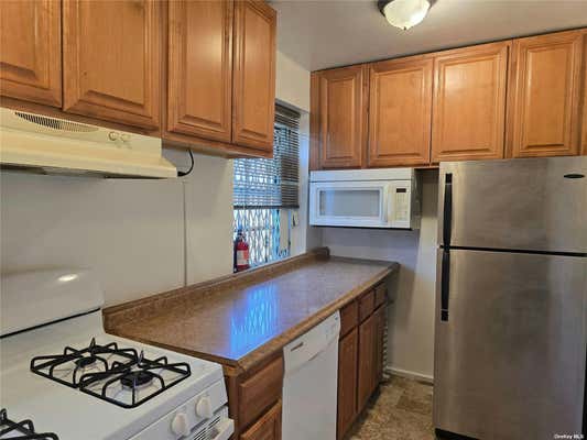 2 beds, 1 bath, $2,250, Unit 3D