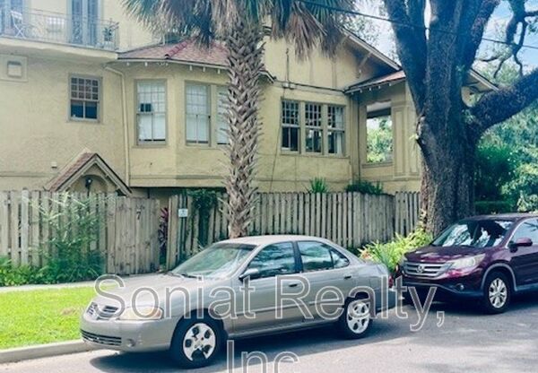 7 Allard Boulevard, 2