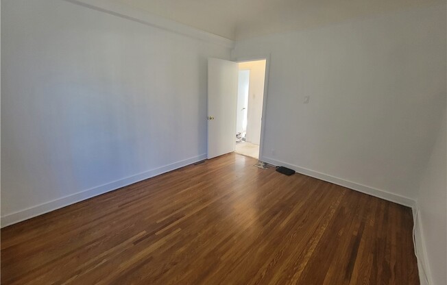 2 beds, 1 bath, 915 sqft, $2,400