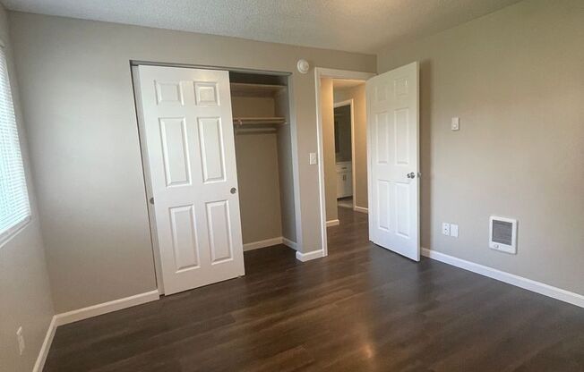 2 beds, 1 bath, 945 sqft, $1,575, Unit 033