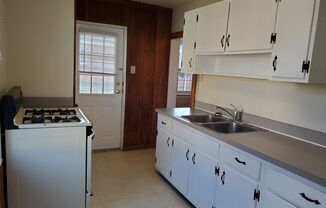 2 beds, 1 bath, $1,295