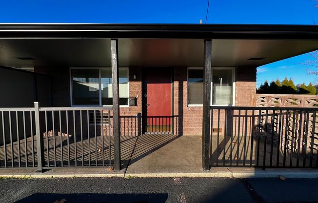 1 bed, 1 bath, $950, Unit R