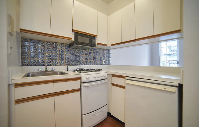 Studio, 1 bath, $2,450, Unit 4RE