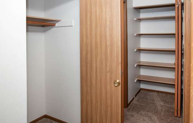 Classic 2 bedroom, 1.5 bath, lots of closet space at Cinnamon Ridge Apartments, Eagan, MN, 55122