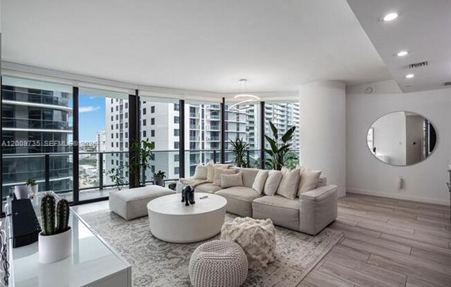 2 beds, 2 baths, 924 sqft, $5,200, Unit 45 SW 9th St # 1508