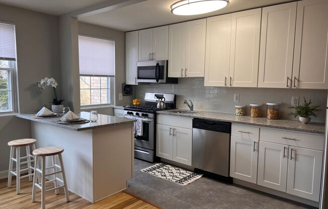 2 beds, 1 bath, 785 sqft, $2,140, Unit C2-1