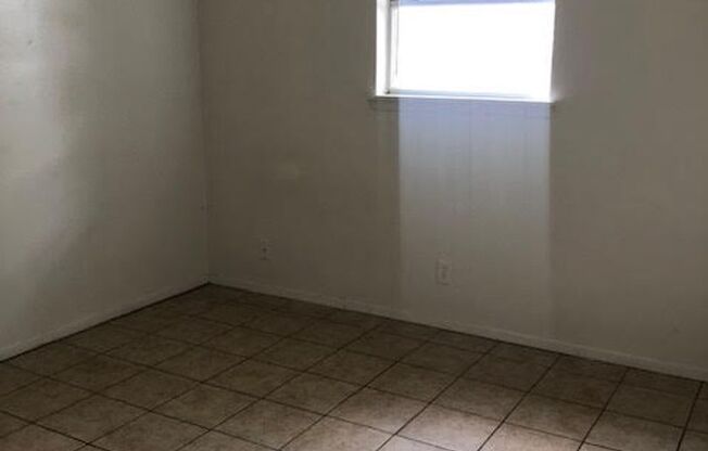 3 beds, 1 bath, $1,250