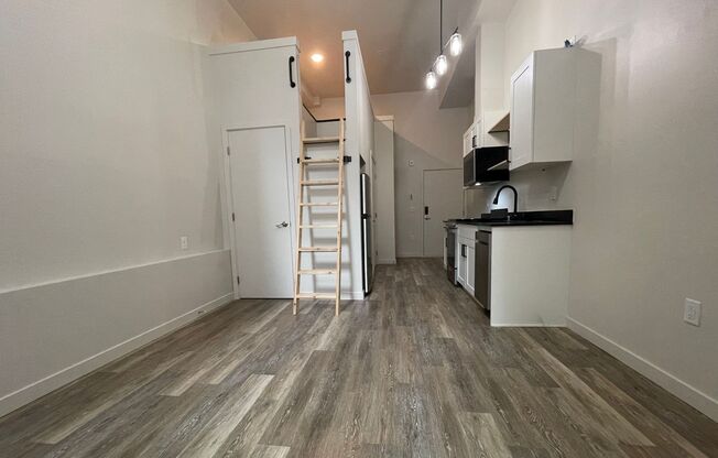 1 bed, 1.5 baths, 659 sqft, $2,460, Unit 111