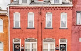 2810 1/2 Sarah St.