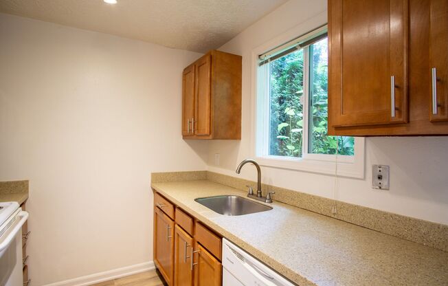 2 beds, 1.5 baths, $1,595, Unit 29