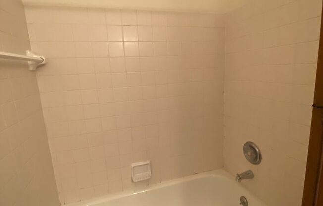 2 beds, 1 bath, 950 sqft, $1,795, Unit 7641CD