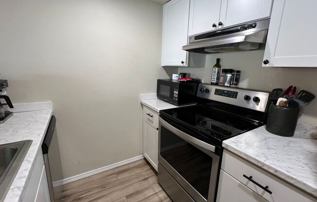 Independence Park 1 Bed Condo w/Garage, W/D, Fireplace - Avail. May 1st!