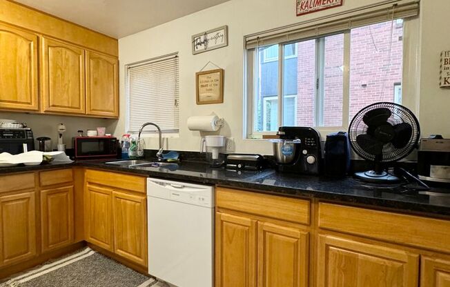 2 beds, 1 bath, 800 sqft, $2,100, Unit 2