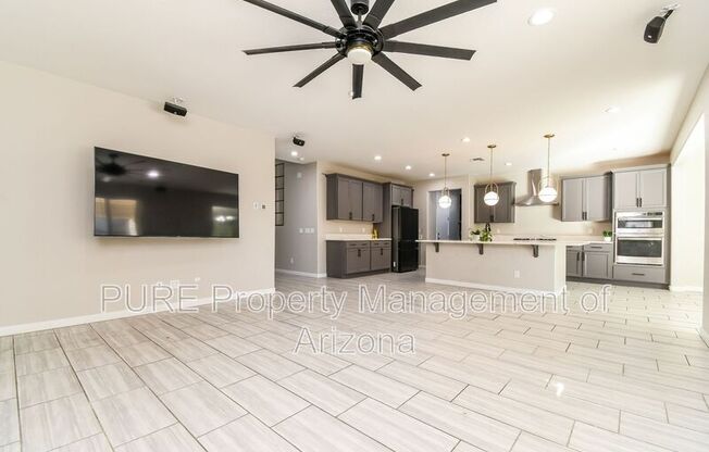 513 E YELLOWSTONE PL