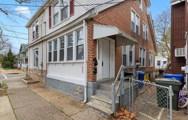 255 W UN ST